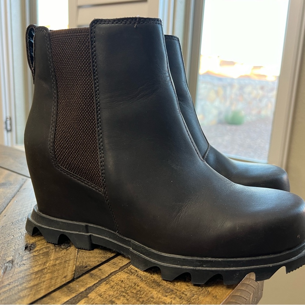 WOMEN'S JOAN OF ARCTIC™ WEDGE CHELSEA BOOTIE